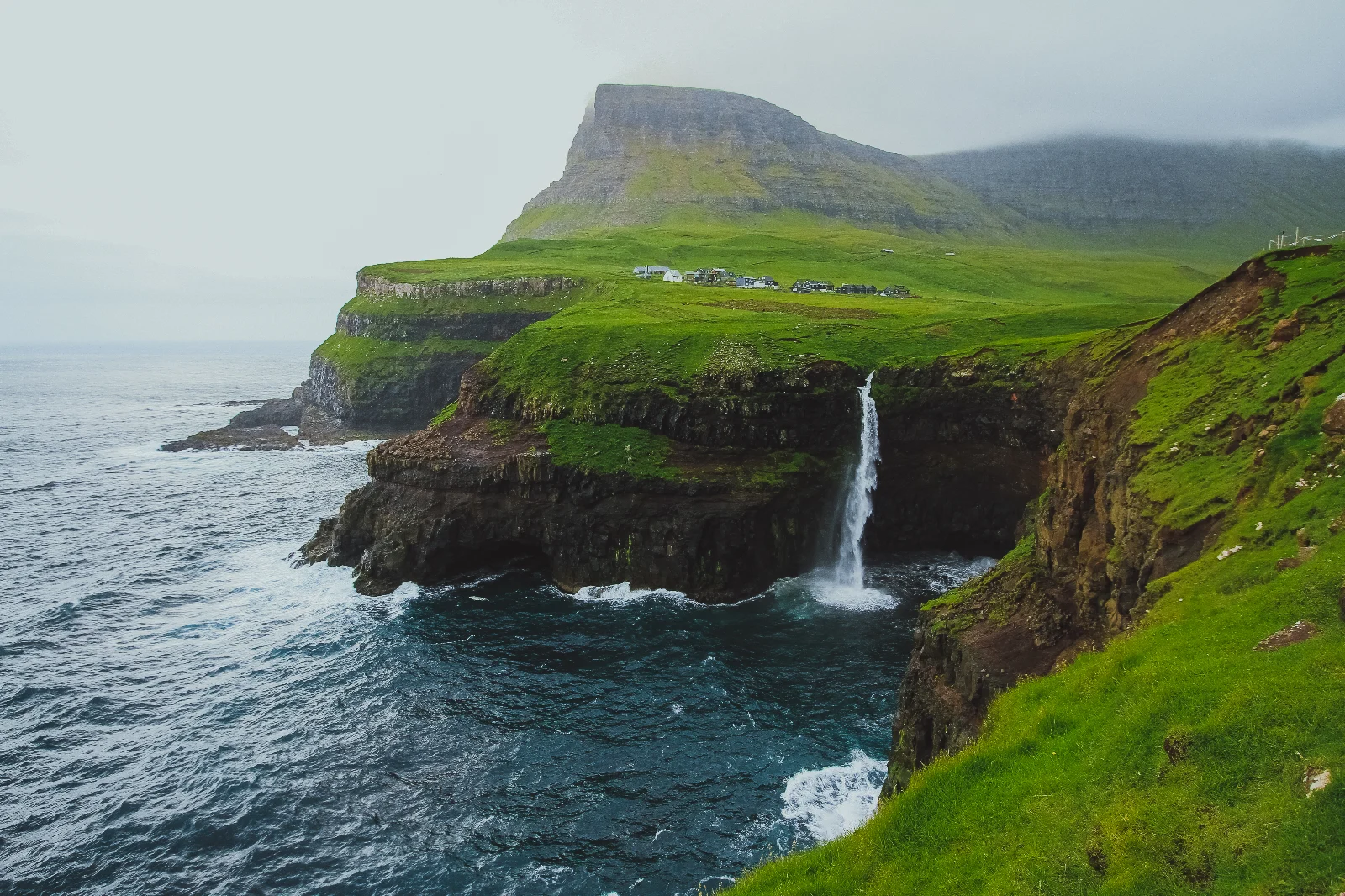 Îles Féroé et paysages brutes